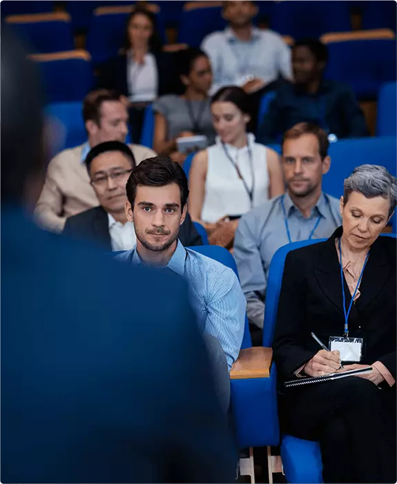 Persone che assistono a conferenza