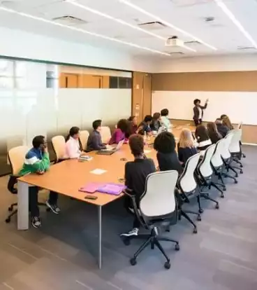 Persone che assistono ad una lezione in azienda